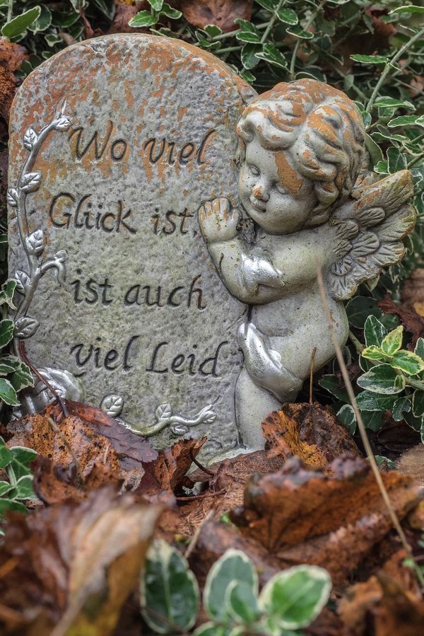 Quelles sont les fonctions d'une plaque funéraire ?